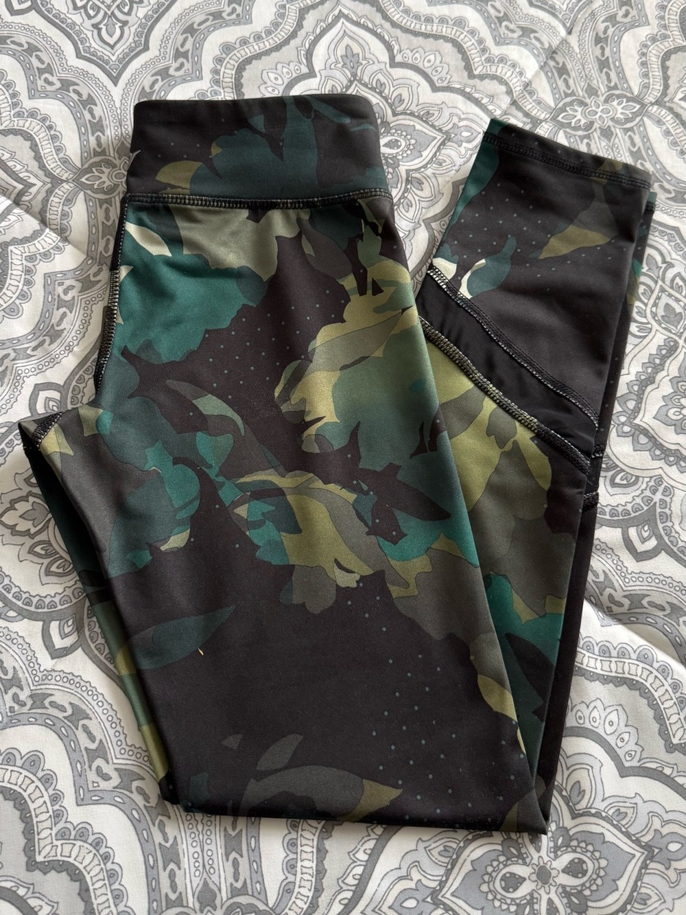 Old Navy Girls Green & Black Camo Active Leggings